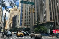 Die 55th Street in New York mit ihren Wolkenkratzern