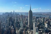Blick auf die Skyline von New York mit Empire State Building bei blauem Himmel