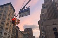 Der Broadway in New York im Abendlicht