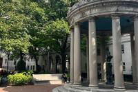 Pavillon auf dem begrünten Hauptcampus der Columbia University