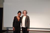 Dr. Portia Williams und Dr. Christiane Wienand vor dem roten Siegel der Universität Heidelberg in der Neuen Uni.