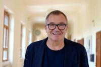 Porträt von Prof. Dr. Christian Rietz, aufgenommen im Flur des Altbaus der PH Heidelberg