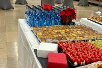 Das Buffet mit Häppchen und Getränken erwartet die Gäste im geschmückten Foyer der Neuen Universität. 