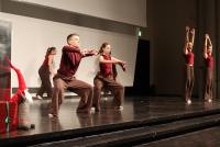 Tänzer:innen der Tanzgruppe ISSWwerkstatt bei ihrer Darbietung auf der Bühne der Neuen Aula.