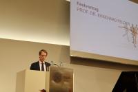 Prof. Dr. Ekkehard Felder am Rednerpult bei seinem Festvortrag.