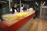 An der Bar stehen Gläser mit Sekt und Orangensaft bereit.