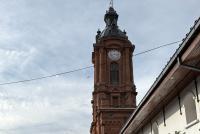 Das Bild zeigt eine Straße in Chile mit Kirche und Palmen, die abwärts zum Meer führt.