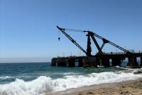 Blick auf den Strand von Vina del Mar. Rechts ein Pier und Kräne.