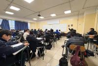 Klassenzimmer im Colegio Ruben Castro mit rund 40 Schülern beim Unterricht.