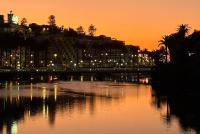 Sonnenuntergang am Wasser, im Hintergrund die Lichter der Stadt Vina del Mar.