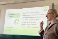 Marieke Onnasch präsentiert das Konzept L.E.B.E.N. der Ernst-Reuter-Schule.