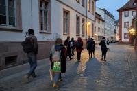 Teilnehmende der Staff Week bei einer abendlichen Exkursion durch die Heidelberger Altstadttz