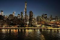 Die funkelnde Skyline von Manhattan bei Nacht