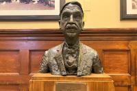 Büste von John Dewey im Zankel Building des Teachers College an einem Holzpult