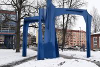 Abstrakte blaue Skulptur im schneebedeckten Innenhof der Universität Jyväskylä.
