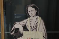 Aufsteller von Minna Johnson mit umgehängter HSE-Jutetasche