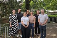Gruppenbild vn sieben Mitgliedern der AG Datenbasis auf der HSE-Terrasse
