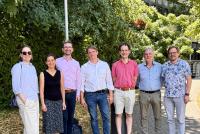Gruppenbild vn sieben Mitgliedern der AG Mathe vor grüner Außenkulisse