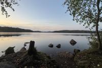 Finnischer See im Abendlicht