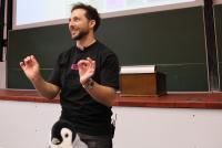 Prof. Dr. Andreas Dengel mit einem Plüsch-Pinguin bei seiner Keynote zum HILT.
