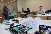 Workshopteilnehmende experimientieren beim HILT für den Informatikunterricht