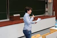 Prof. Dr. Claudia Hildebrandt eröffnet den HILT 2026 im Hörsaal.
